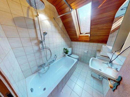 Badezimmer mit Badewanne