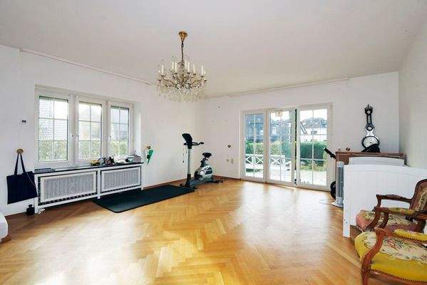 Heller Wohnbereich mit Zugang zur Terrasse