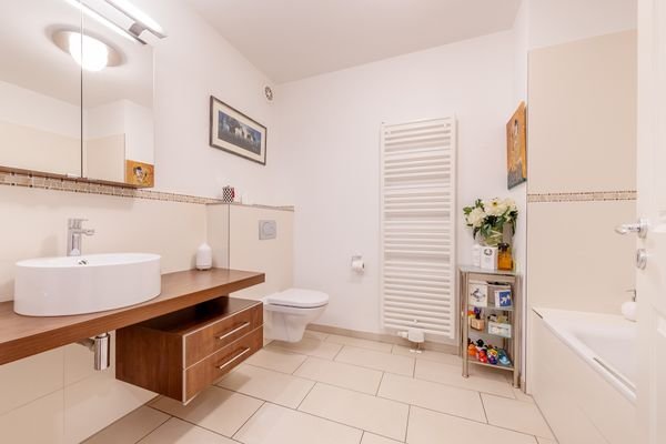 Badezimmer mit einer Badewanne