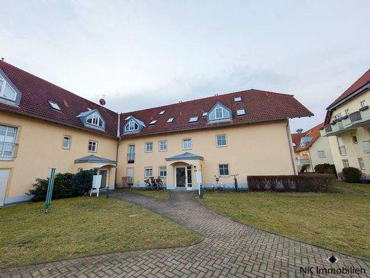 Vorgarten & Gebäude (Vorderansicht)