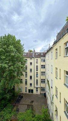 Nach Westen ausgerichteter Hinterhof