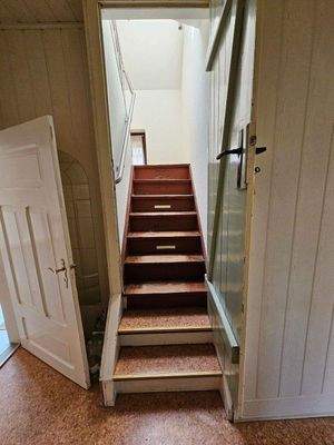 Flur, Tür zum SZ, Treppe ins DG.jpg