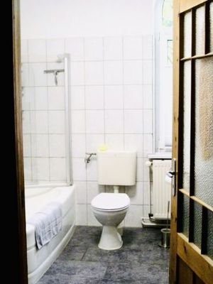 Bad mit Fenster und Wanne