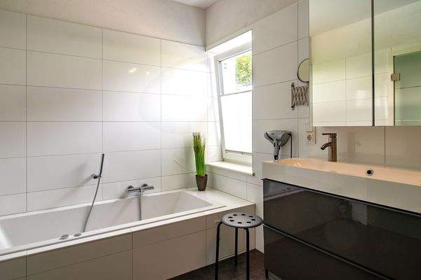 Bad 1: Badewanne mit Whirlpool