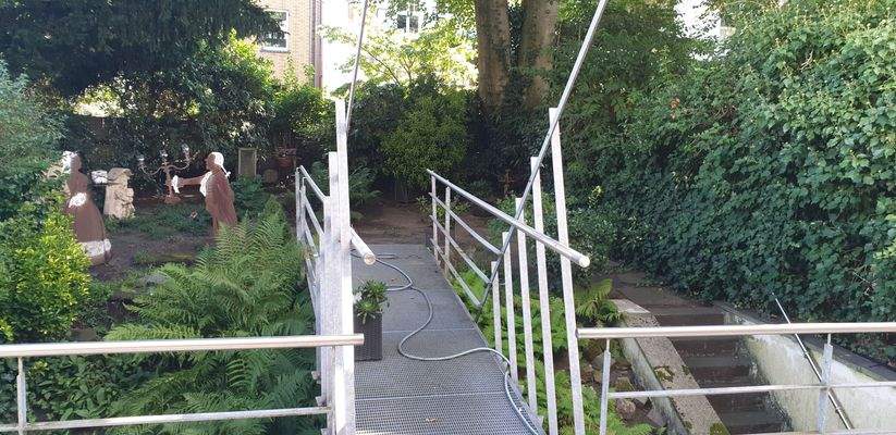 Brücke Übergang zum Garten.jpg