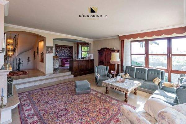 in den viel Platz bietenden zentralen Wohnbereich...