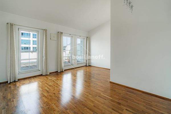 Großzügiger Wohn-/Essbereich mit Terrassenzugang