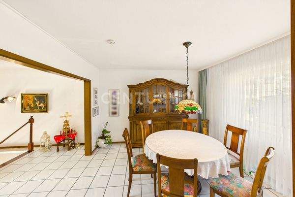 Gemütliches Esszimmer mit Zugang zur Küche und Wohnzimmer