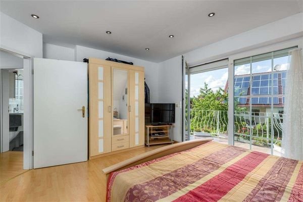 Schlafzimmer mit Balkon.jpg