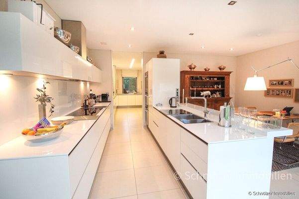 Hauptküche modern mit Essbereich
