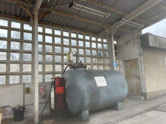 Ehemaliges Pförtnerhaus mit Tankstelle