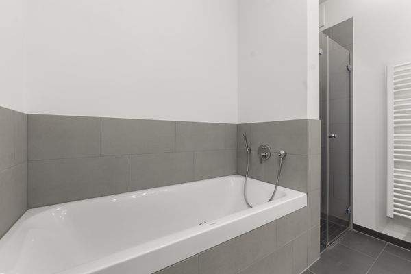 Badewanne und Duschbad