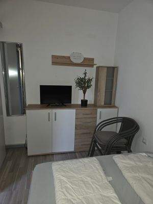 Schlafraum mit Fenster zur Loggia