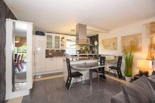 Die Küche ist offen an den Wohnbereich angegliedert