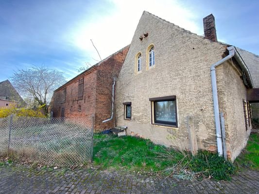 Einfamilienhaus Seitenansicht mit Nebengebäude