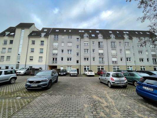 Rückansicht mit Parkflächen 