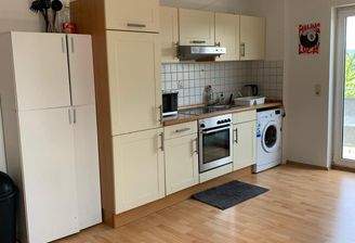 Schöne Einbauküche mit direktem Zugang zum Balkon