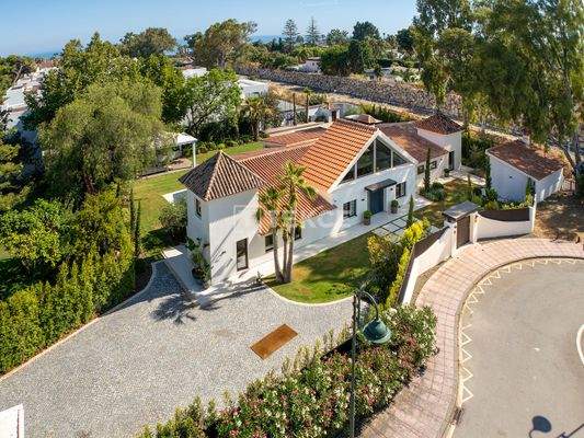 Luxury Villa with Garden and Modern Designs in Marbella Málaga