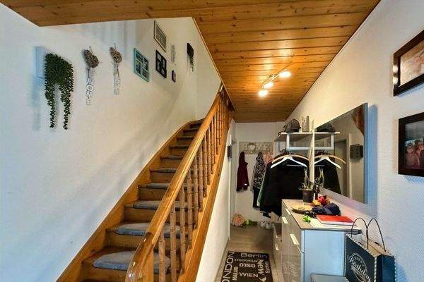 rustikale Holztreppe