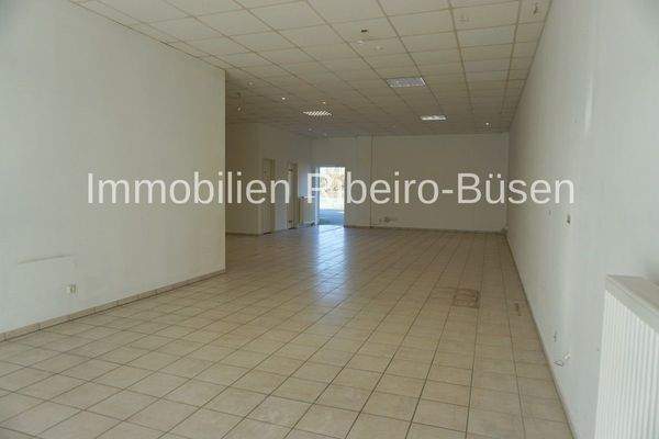 der große Büro- oder Verkaufsraum