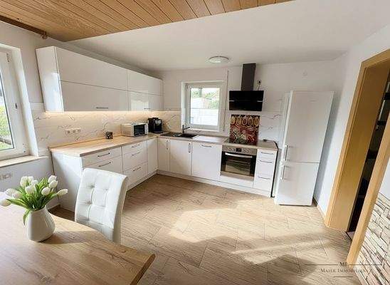 Lichtdurchflutete Küche mit allen Geräten