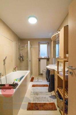 Badezimmer im Untergeschoss