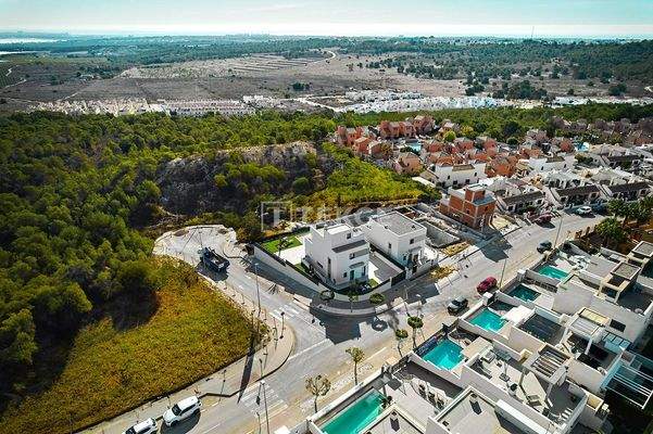 Luxurious Detached Villas with Pools in San Miguel de Salinas