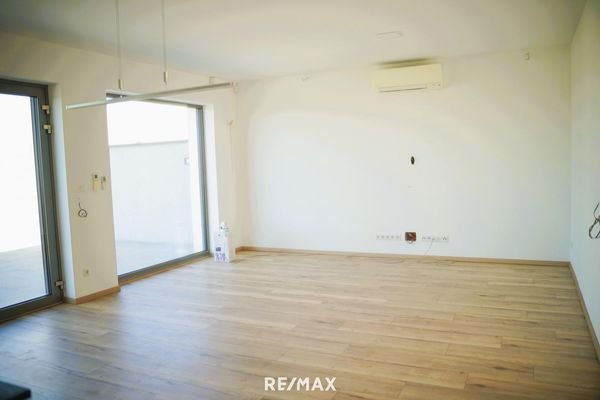 EG Wohnzimmer mit Ausgang auf Terrasse
