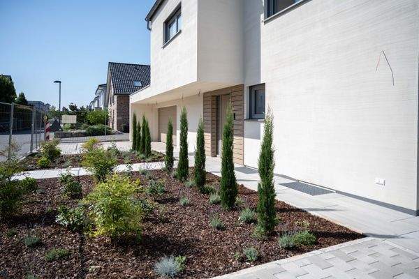 Ansicht Vorgarten/ seitlicher Stellplatz 