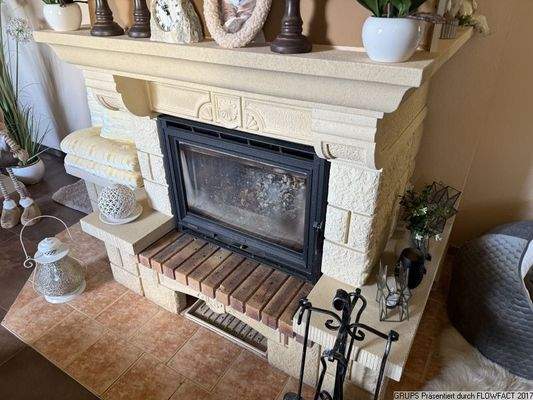 Wohnzimmer mit Kamin