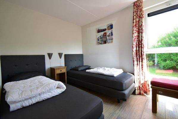 Haus Ouddorp Hauptschlafzimmer Garten Blick Fußweg