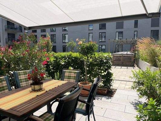 Terrasse mit Blick auf den Innenhof