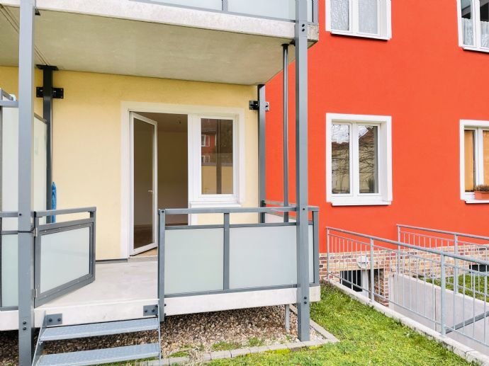 Im Erdgeschoss: Renovierte 2-Zimmer-Wohnung mit Balkon und Gartenzugang