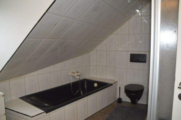 Bad mit Dusche und Badewanne