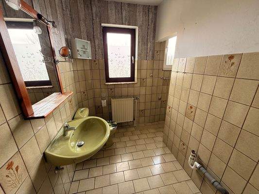 16 Badezimmer linke Hälfte