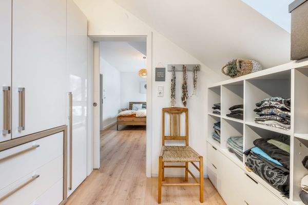 Blick vom Ankleidezimmer in den Elternschlafbereich