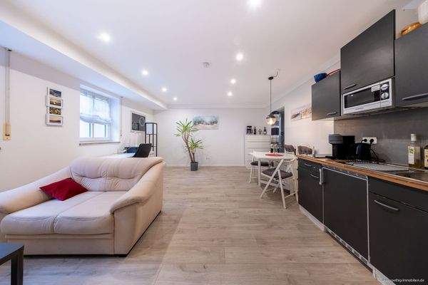 Einheit im Souterrain: lichtdurchfluteter Wohn- Essbereich