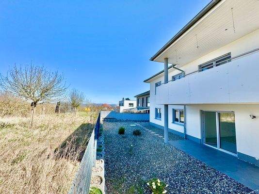 Bereich hinter dem Haus mit Terrasse am Wohnzimmer Erdgeschoss (2)