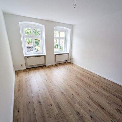 Helles Wohnzimmer mit Fenster