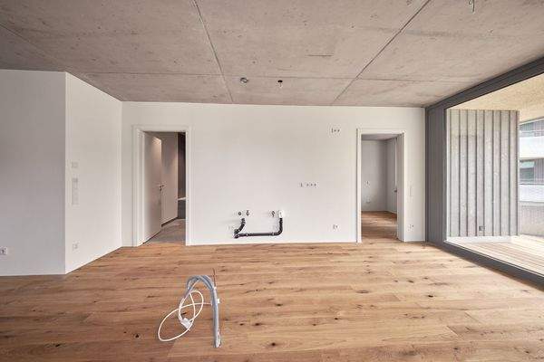 Wonhüche mit Blick zur Küchenzeile und Kochinsel - HERDERGÄRTEN 3.1.6