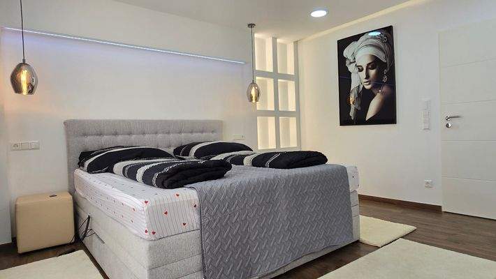 Schlafzimmer mit Zugang zum Balkon