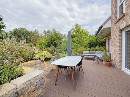 Terrasse mit Blick in den Garten und Hochbeet