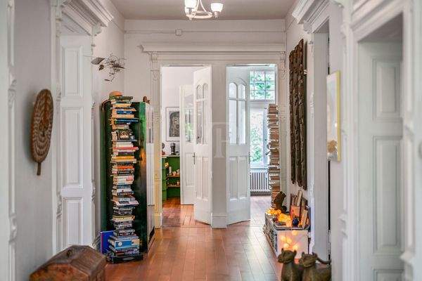 Breiter Flur mit angrenzenden Zimmer und  hohen Decken