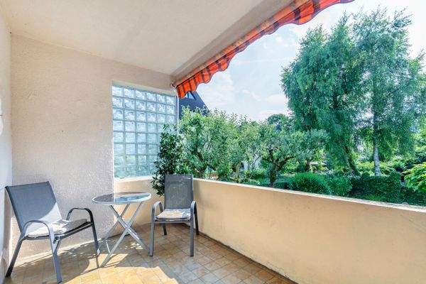 Überdachter Balkon im EG