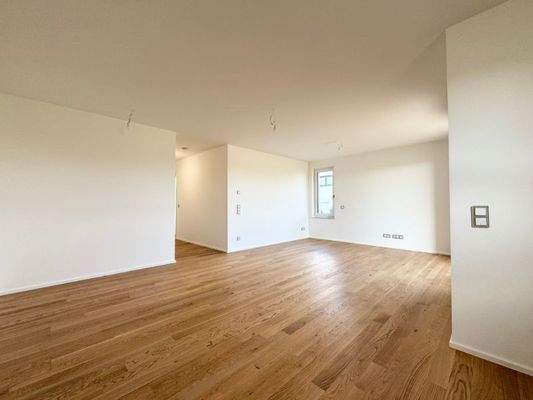 Wohnzimmer mit offener Küche