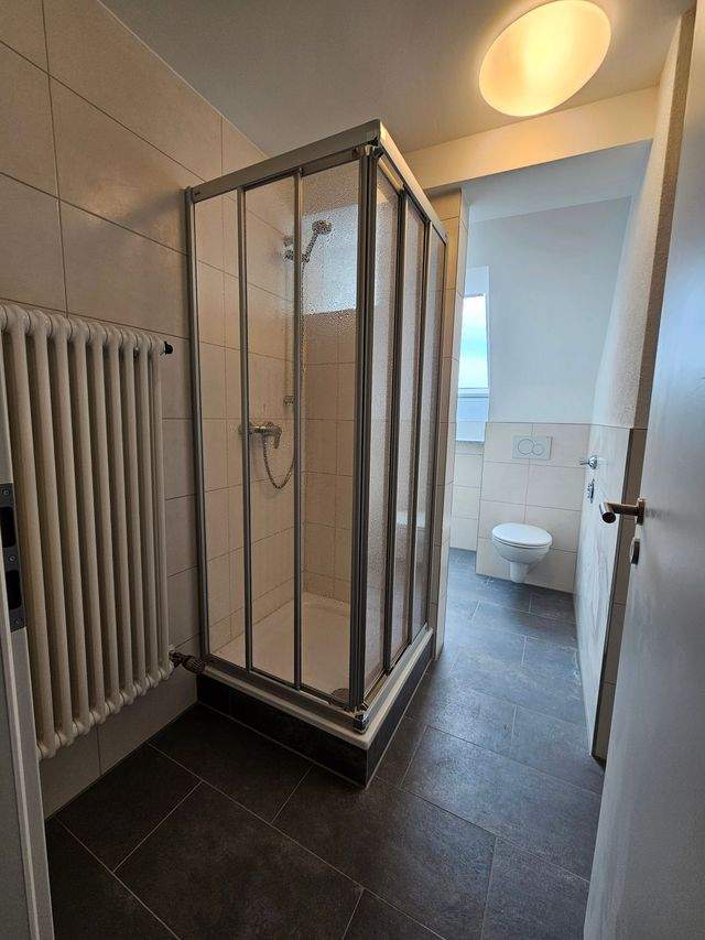 Frisch sanierte 2-Zimmer-Altbauwohnung mit EBK und Tageslichtbad - Photo 3