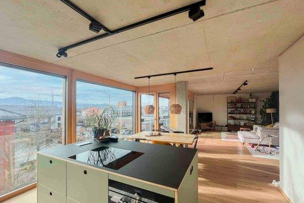 Blick von Küche in den Wohnbereich