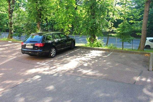 schattiger PKW Stellplatz vor dem Haus