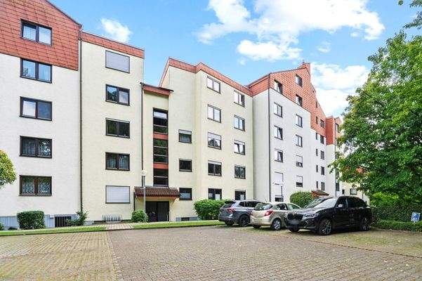 Außenansicht mit Parkplätzen