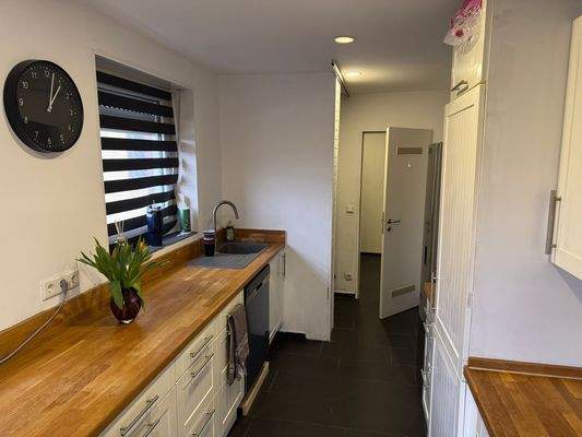 Moderne Küche mit Holztresen